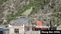 中国四川省阿坝藏区的藏族住宅上有五星红旗(美国之音张楠拍摄)