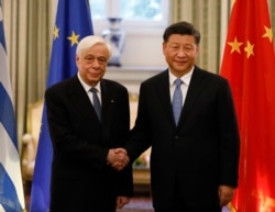 2019年11月11日雅典总统府:中国国家主席习近平(右)和希腊总统帕夫洛普洛斯(左)握手。