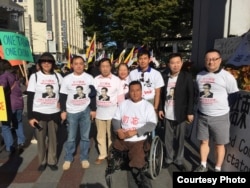 2015年9月,王在刚在西雅图参加抗议习近平的活动,为六四残疾人士方政推轮椅(王在刚提供)