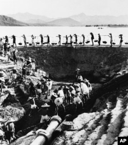 历史照片:河南省卫星人民公社的农民在水库集体劳动。(1959年9月17日)