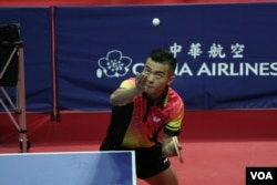 中国乒乓球国手朱霖峰2017年8月23日参与台北世大运比赛 (美国之音黎堡摄)