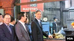 2015年5月23日张志军(右一)在合利钢刀店看打造金门菜刀(夏张会媒体群组)