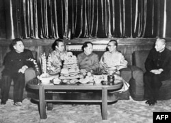 1956年,西藏的两位精神领袖班禅喇嘛(左2)和达赖喇嘛(右2)和中华人民共和国主席毛泽东、国务院总理周恩来和刘少奇(右)在北京。