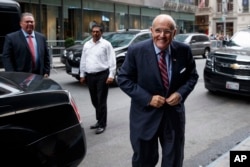 支持川普的前纽约市长朱利安尼( Rudy Giuliani )来到纽约的川普大楼(2016年10月8日)