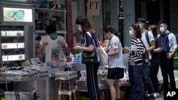 香港民众在报摊前排队购买苹果日报表达对黎智英的支持（美联社2020年8月11日）