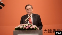 台湾陆委会主委陈明通出席“当前中国大陆发展与治理问题”研讨会,并为其开幕式致词。(2020年10月23日)(美国之音记者黄丽玲摄)