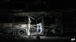 在以色列中部的巴特亚姆,一名以色列警察在系列巴士爆炸事件中的一起事件的现场进行检查,当局表示这显然是武装分子袭击事件。(2025年2月20日)