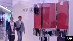 一家北京商场内的华为专卖店在展示最新产品可折叠手机Mate XT。(2024年9月10日)