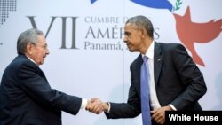 奥巴马在2015年巴拿马美洲国家首脑会议上与古巴领导人劳尔·卡斯特罗握手(图片来源:白宫)