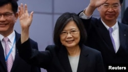 台湾总统蔡英文2023年3月29日飞往纽约前在机场挥手告别。(路透社)