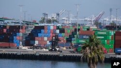 资料照:2021 年 10 月 20 日,在加利福尼亚州圣佩德罗的洛杉矶港,货物集装箱堆放在船上(美联社)。