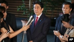 日本首相安倍晋三在东京首相府答记者问(2015年7月17日)