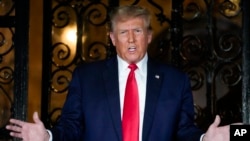 前总统特朗普2024年2月16日在佛罗里达州海湖庄园发表讲话。(美联社照片)