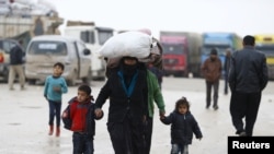 流离失所的叙利亚难民抵达叙利亚和土耳其边界附近的难民营(2016年2月6日)
