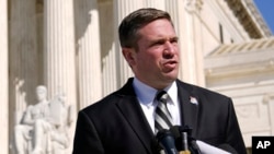 资料照片:密苏里州总检察长安德鲁·贝利在国会大厦附近的美国最高法院外与媒体交谈。(2023年2月28日)