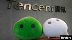 中国广州腾讯办公楼前的微信吉祥物。(资料照片)