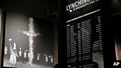密西西比民权博物馆里的展品,包括刻有被处于私刑的非洲裔美国人的名字,日期和缘由的巨石。