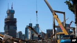 中国工人在北京商业区修建新建筑。(2015年6月30日)