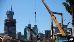 北京拆迁工地工人在操作