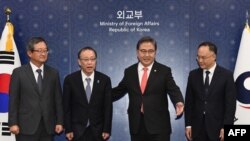 韩国外交部长朴振（右二）2023年9月25日会见出席中日韩三国高官会议（SOM）的代表。（法新社）