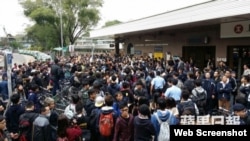 上水港铁站外3月8日反水货客抗议现场(苹果日报图片)