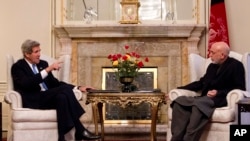 美国国务卿克里3月25日在喀布尔与阿富汗总统卡尔扎伊会晤