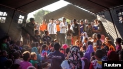 印度尼西亚总统维多多在龙目岛临时搭起的帐篷里与受灾民众见面。(2018年7月30日)