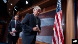 Сенатор Річард Блюменталь (л) і сенатор Ліндсі Грем під час презентації законопроєкту щодо визнання Росії державою-спонсоркою тероризму. Капітолій, Вашингтон, четвер, 20 червня 2024 р. (AP Photo/J. Scott Applewhite)