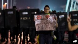 Một người biểu tình chống chính phủ ở Rio de Janeiro mang tấm bảng đề: "Tham nhũng: tội ác ghê tởm," ngày 21/6/2013.