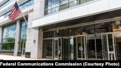资料照:位于华盛顿哥伦比亚特区的美国联邦通信委员会(FCC)总部的正门。(2021年5月)