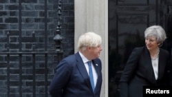 英国首相特蕾莎·梅和外交大臣约翰逊在首相府外面欢迎外宾(2017年5月11日)