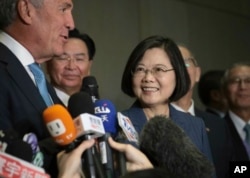 台湾总统蔡英文和台湾美国商会主席迈克尔·斯普林特(左)2019年7月12日在纽约美国台湾商业峰会上。