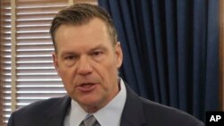 堪萨斯州的州司法部长克里斯·科巴赫2024年2月6日在新闻发布会上向记者谈论关于限制堪萨斯州土地的外国所有权。