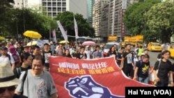 数以万计港人七一大游行捍卫一国两制(美国之音海彦拍摄)