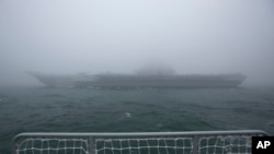 资料照片:中国的“辽宁号”航母在青岛海域参加纪念中国人民解放军海军成立70周年的海上阅兵式。(2019年4月23日)