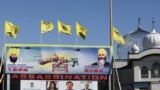 锡克教领袖哈迪普·辛格·尼贾尔(Hardeep Singh Nijjar)2023年6月在加拿大不列颠哥伦比亚省萨里的锡克教古德瓦拉寺庙被暗杀。2023年9月18日在该锡克教寺庙外仍可见悼念逝者的标牌。 （路透社图片）