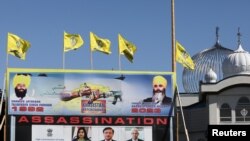 锡克教领袖哈迪普·辛格·尼贾尔(Hardeep Singh Nijjar)2023年6月在加拿大不列颠哥伦比亚省萨里的锡克教古德瓦拉寺庙被暗杀。2023年9月18日在该锡克教寺庙外仍可见悼念逝者的标牌。 (路透社图片)