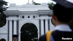 清华大学2020届毕业生在西校门前留影。(2020年6月23日)