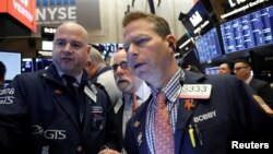 纽约华尔街证交所的交易员们盯着股市行情。(2020年2月28日)