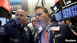 纽约华尔街证交所的交易员们盯着股市行情。(2020年2月28日)
