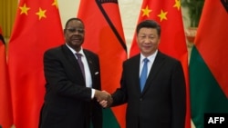 马拉维总统穆塔里卡与中国国家主席习近平在人民大会堂举行双边会谈前握手(2018年9月1日)。