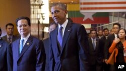 Tổng thống Obama và Thủ tướng Việt Nam Nguyễn Tấn Dũng tại hội nghị Mỹ-ASEAN tổ chức tại Kuala Lumpur, Malaysia, ngày 21/11/2015. Các tổ chức tranh đấu cho nhân quyền yêu cầu Tổng Thống Obama đòi các nước Đông Nam Á phải cải thiện nhân quyền tại cuộc họp thượng đỉnh với ASEAN.