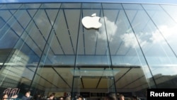 人们在杭州苹果专卖店外排队,等候购买苹果手机新品iPhone 11。 2019年9月20日资料照。