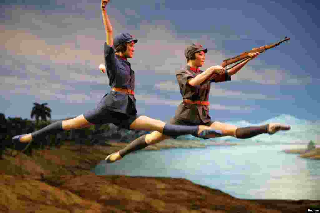 2009年9月26日,为庆祝中华人民共和国建立60周年,中国芭蕾舞团在天津表演芭蕾舞剧《红色娘子军》。 “文革”中,江青之流封杀了古今中外大量文艺作品,搞得全国百姓处于只能看八个“样板戏”的文化荒漠状态,遂有“八亿人口八个戏”之民怨。而江青却耗费国家大量外汇进口海外作品,自己享用,并用于拉拢所需要的人。据说江青对其死党表示亲近的重要手段就是请其看内部片子。