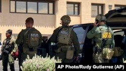 2019年8月3日星期六,德克萨斯州埃尔帕索一家购物中心发生枪击事件后,执法人员在出事现场。