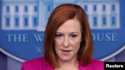 白宫发言人莎琪在记者会上。(2021年8月4日)