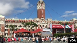 台湾总统府前,双十庆典之后(2017年10月10日,美国之音张佩芝拍摄)