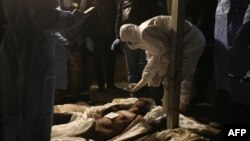 Peringatan: Foto memuat jenazah. Petugas mengambil foto jenazah di sebuah rumah sakit di Damaskus, Suriah, pada 10 Desember 2024. Pasukan pemberontak mengatakan mereka mendapati 40 jenazah dengan tanda-tanda penyiksaan. (Foto: AFP/Abdulaziz Ketaz)