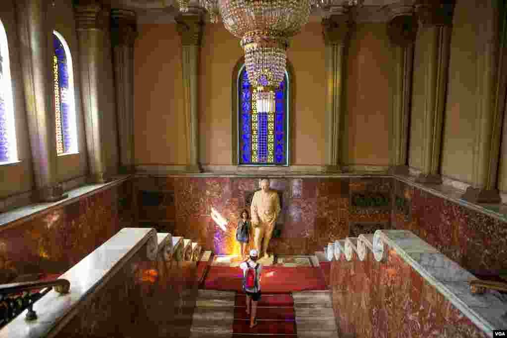 In 1951, two years before Stalin's death, construction started on the ornate building, a museum of local history. (Vera Undritz for VOA) Năm 1951, hai năm trước khi Stalin qua đời, người ta đã bắt đầu xây một phần của viện bảo tàng lịch sử của Gori, nhưng dụng ý là để giành cho Stalin.