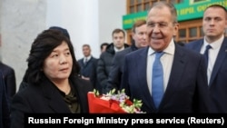 俄罗斯外交部长谢尔盖·拉夫罗夫在莫斯科欢迎朝鲜外相崔善姬(Choe Son Hui)。(2024年11月1日)